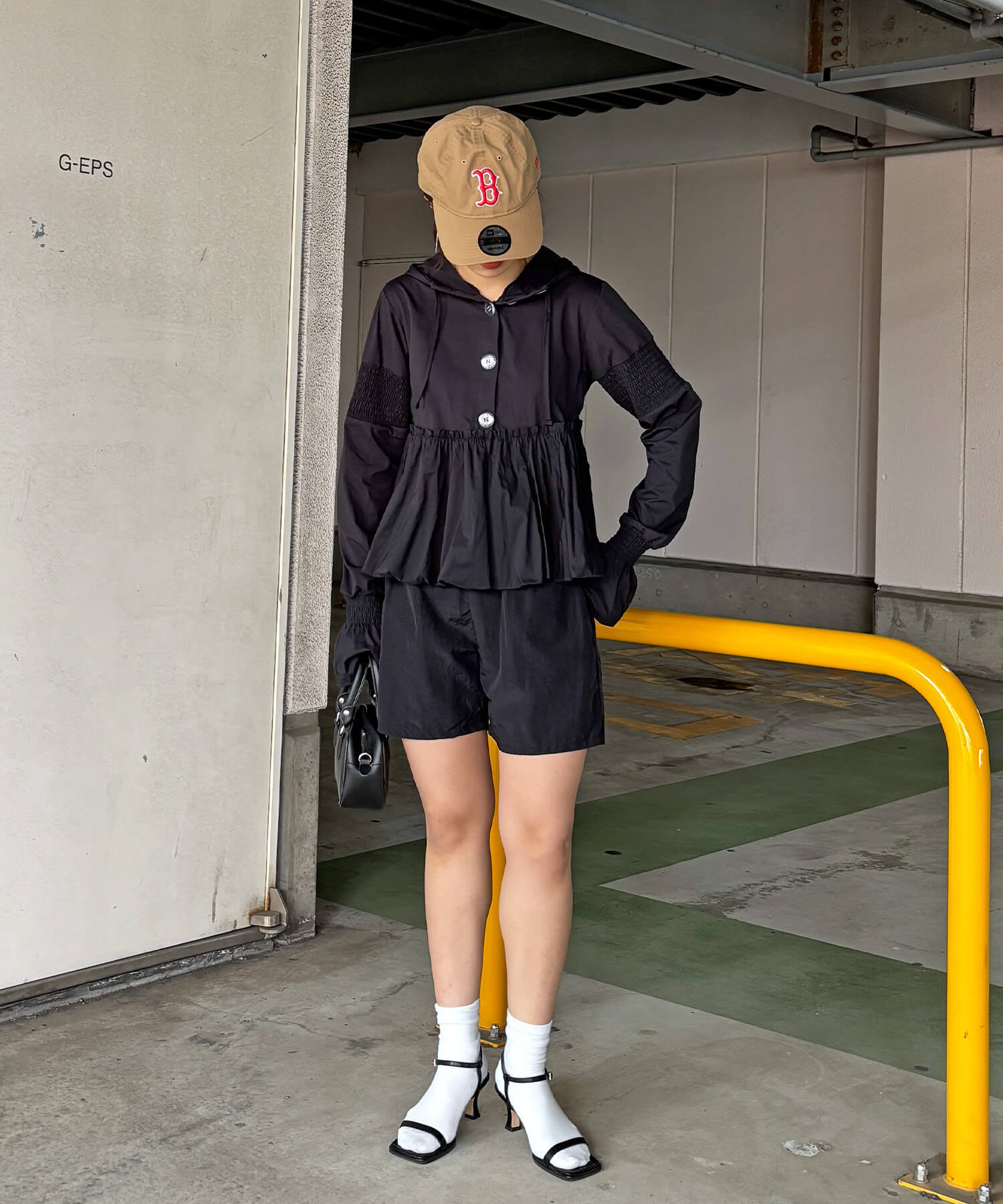 &&袖の裏側には中指を通せるループ付き&&